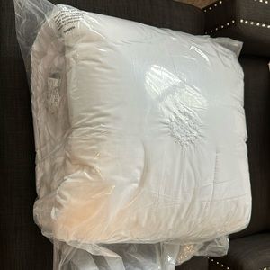 White queen comforter with rose/flower decoration